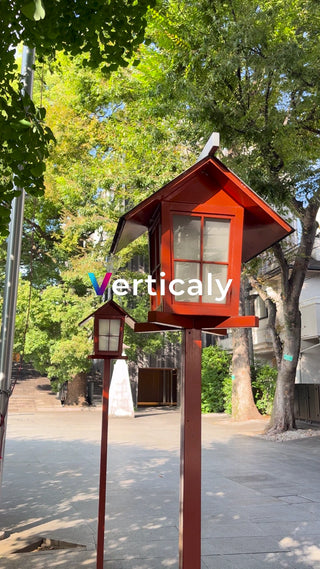 赤い鳥居と木漏れ日