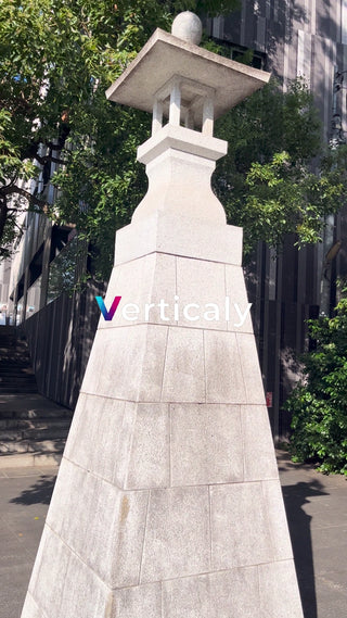 石灯籠と木漏れ日、夏の風景