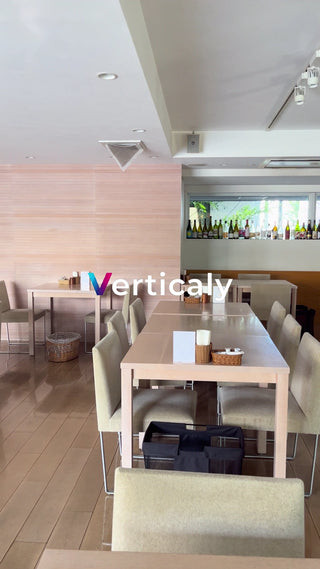 カフェの店内、テーブル席