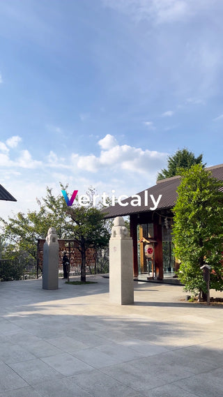 境内を散策する人々