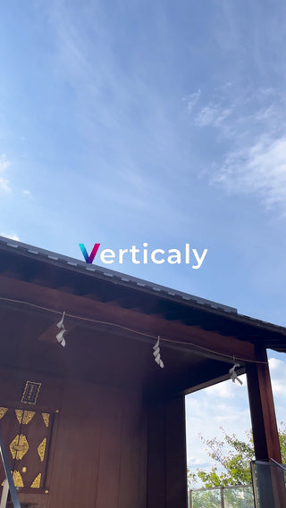 神社にて、空を見上げる