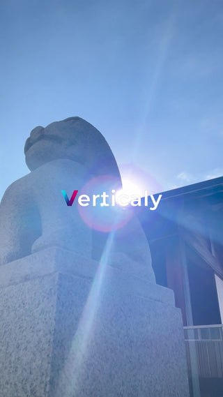 石像と青空、太陽の光