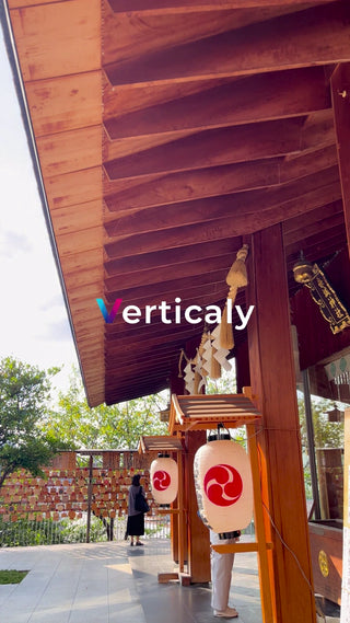 神社境内、白提灯と女性