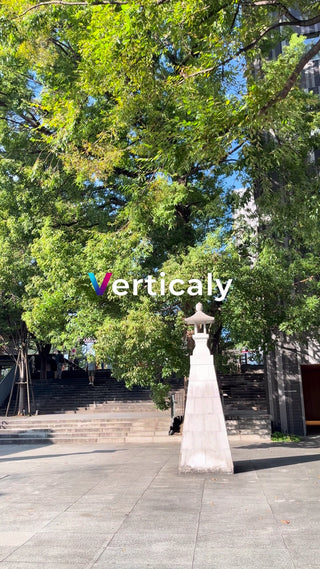 石灯籠と木漏れ日、穏やかな風景