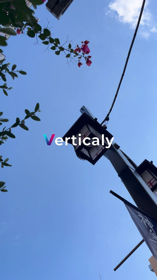 青空と街灯、夏の午後