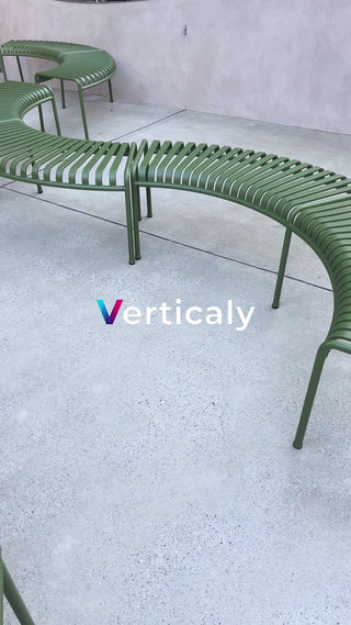 曲線を描く、グリーンのベンチ