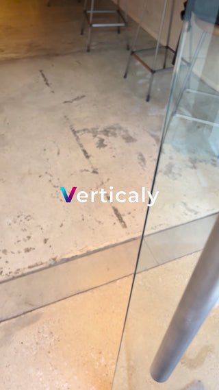 曇り空の下、都会の風景