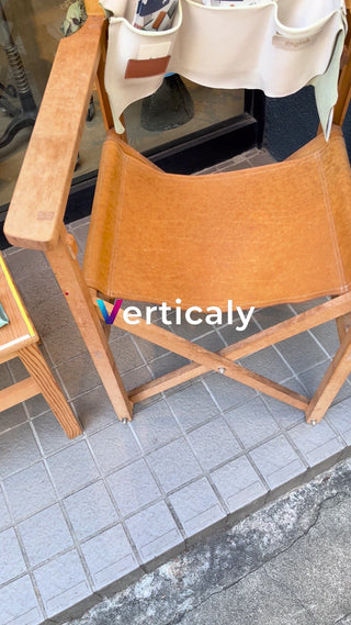 木製チェアの屋外、日差し良好