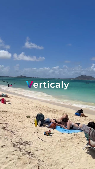 砂浜で日光浴、海辺の風景