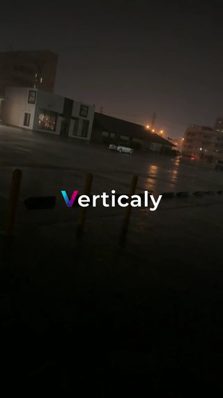 雨降る街並み、夜の風景