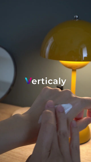 ハンドクリームを塗る