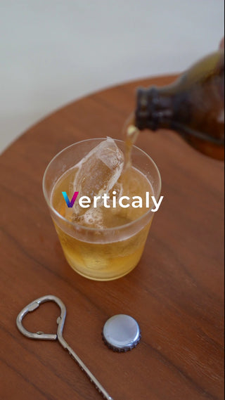 琥珀色の液体を注ぐ