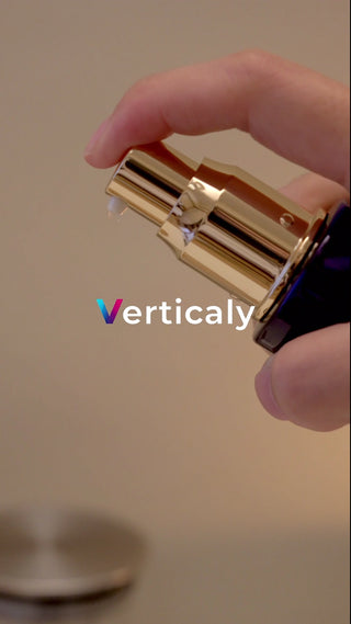 美容液を手に取る瞬間