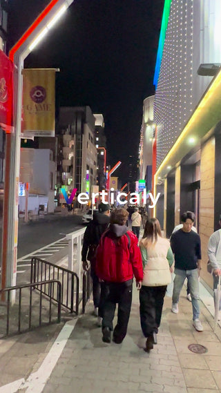 夜の街を歩く人々