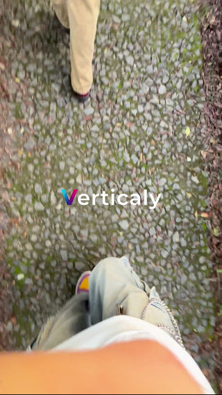 小石道を歩く人の足元