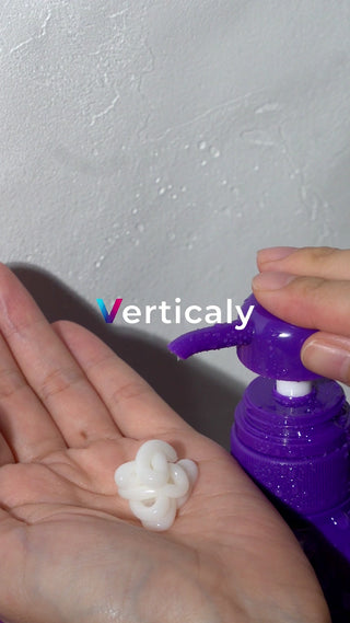 白いクリームを絞る