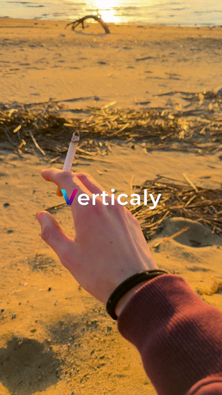 海辺でタバコを吸う