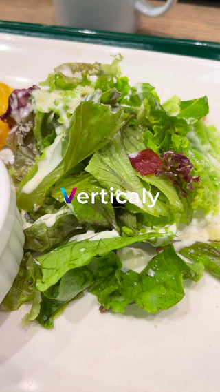 サラダ、ドレッシングをかけて