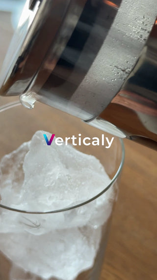 氷と飲み物、夏の爽快感