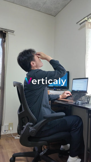 集中作業、疲れた男性