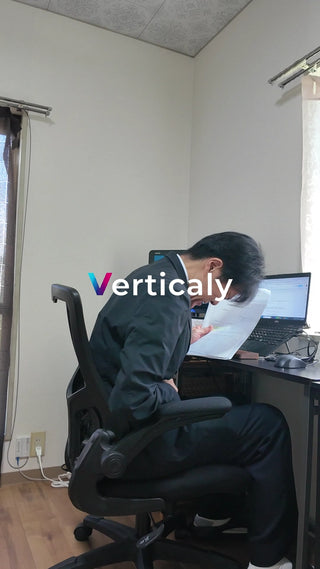 書類に目を通す男性