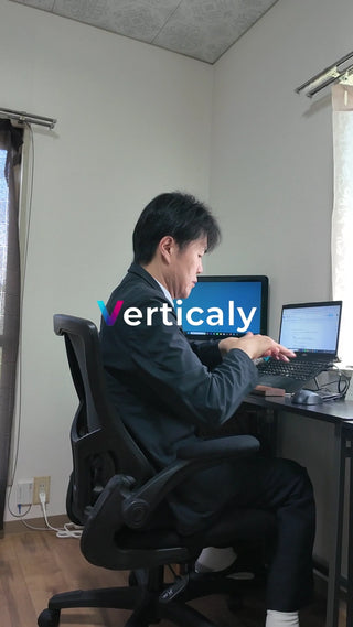 PCに向かう男性の横顔