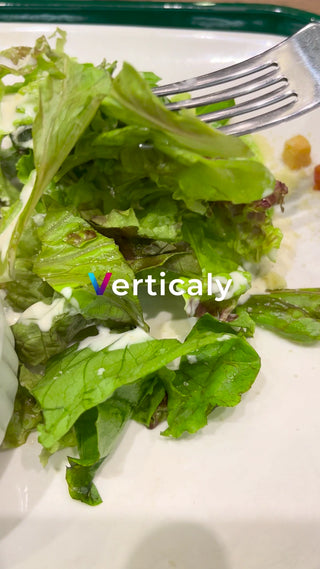 サラダ、ドレッシングをかけて