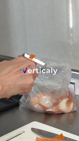 ニンジンを剥く手元