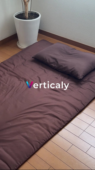 布団の上でくつろぐ