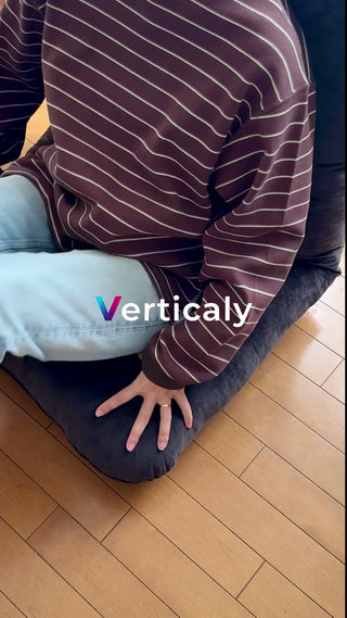 座り込む女性、日差しの中