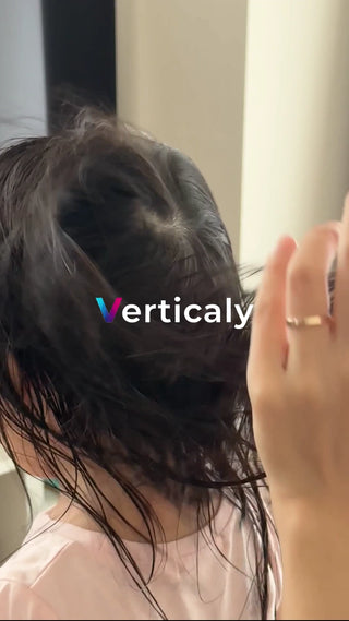 髪を乾かす少女