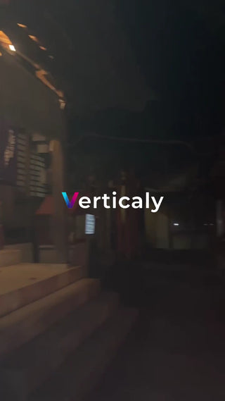 夜の街並み、階段を降りる