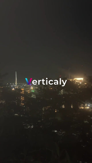 夜の街並み、ライトアップされた橋