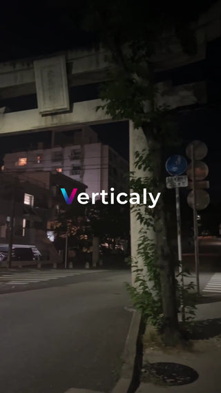 鳥居と街並みの夕暮れ