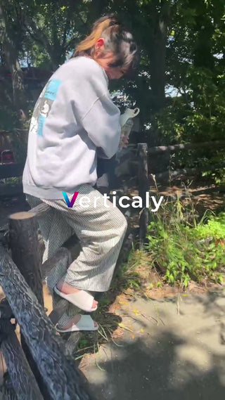 公園で休憩、スリッパ姿