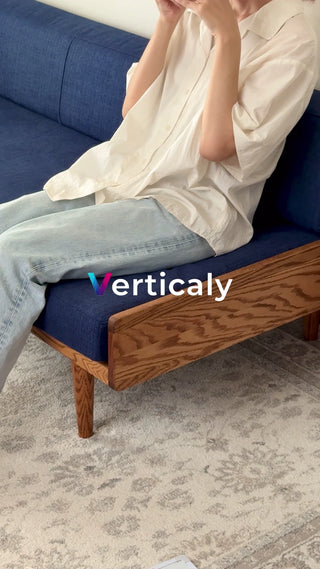 ソファでくつろぐ午後