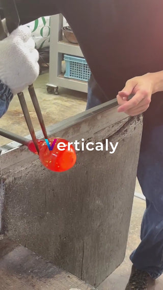 ガラス工芸、赤く輝く