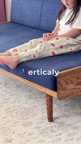 ソファでくつろぐ少女