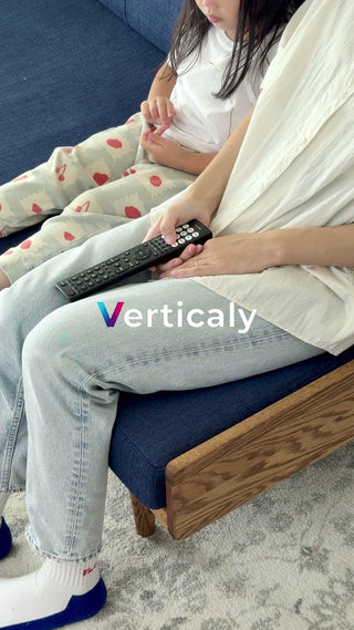 ソファで寛ぐ親子、団らん時間