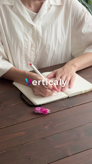 ノートに書き込む女性の手元