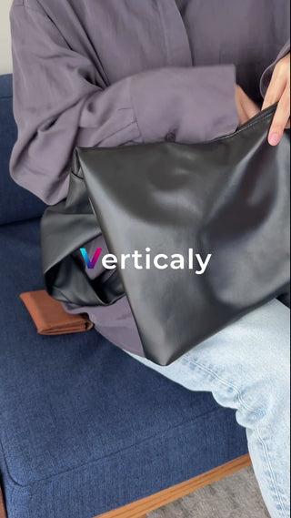 黒いバッグを持つ女性