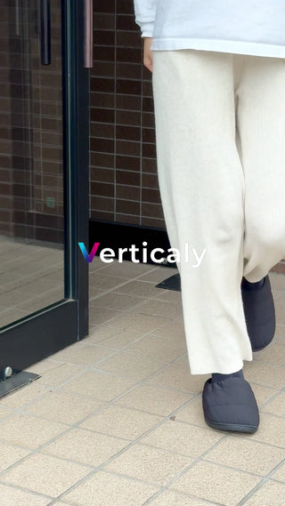 白いパンツと黒い靴