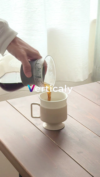 コーヒーを注ぐ、穏やかな時間