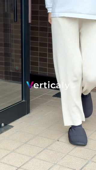 白いパンツ、都会を歩く