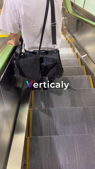 エスカレーターを降りる人