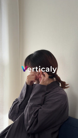 耳を塞ぐ女性、困惑の表情