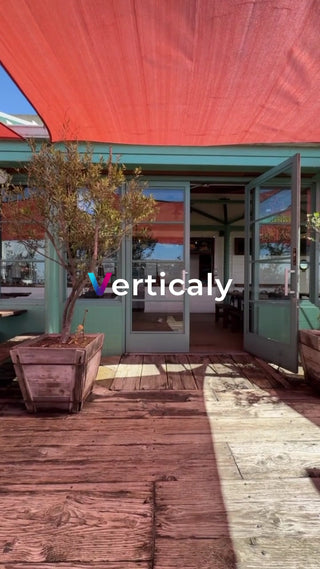 テラス席、木漏れ日のカフェ