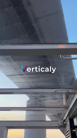 ガラス越しの景色、都会の風景