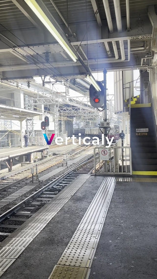 駅のホーム、出発を待つ