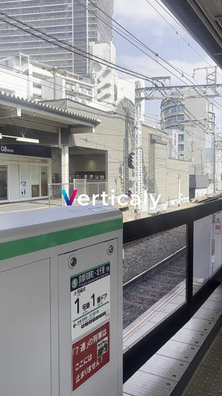 駅のホーム、電車を待つ